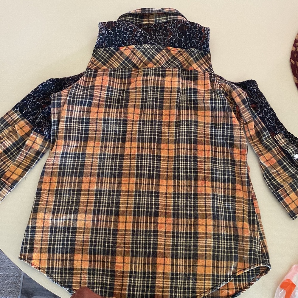 Gimmicks By Bke Open Shoulder Button Up Size M - image 4